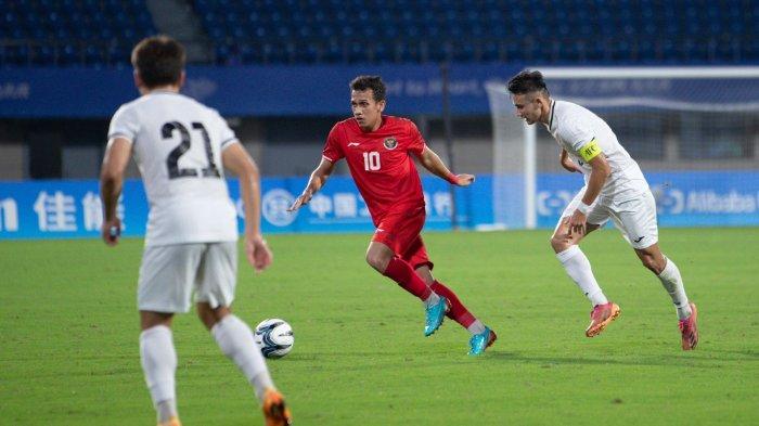 Aksi penyerang Timnas Indonesia U-24 Egi Maulana Vikri saat diturunkan bermain melawan Kirgistan di Zhejiang Normal University East Stadium, Jinhua, China, Selasa (19/9/2023).