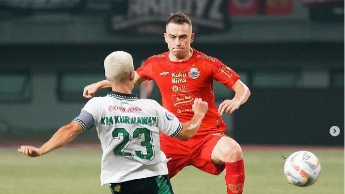 Gelandang Persija Jakarta, Maciej Gajos berusaha menghalau bola dari pemain PSS Sleman, Kim Kurniawan di Stadion Patriot Candrabhaga, Bekasi, Sabtu (16/12/2023).
