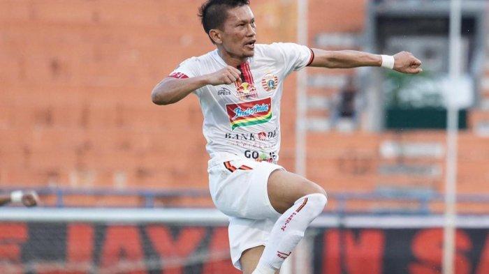 Aksi bek kanan Persija Jakarta, Ismed Sofyan saat melakukan selebrasi setelah mencetak gol ke gawang Borneo FC di Stadion Segiri, Samarinda, Kalimantan Selatan, Sabtu (6/7/2019).