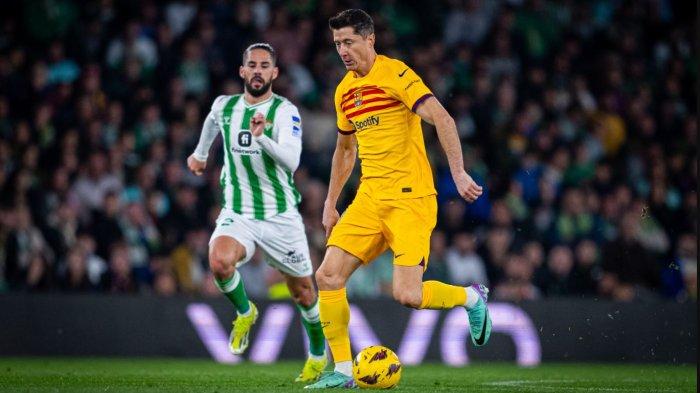 Aksi penyerang Barcelona Robert Lewandowski saat diturunkan bermain melawan Real betis di Liga Spanyol.