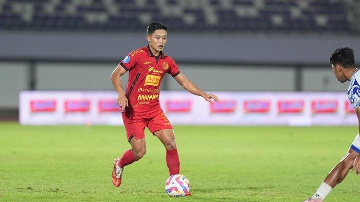 AKSI RIO FAHMI - Bek kiri Persija Jakarta, Ilham Rio Fahmi beraksi di kompetisi Liga 1.