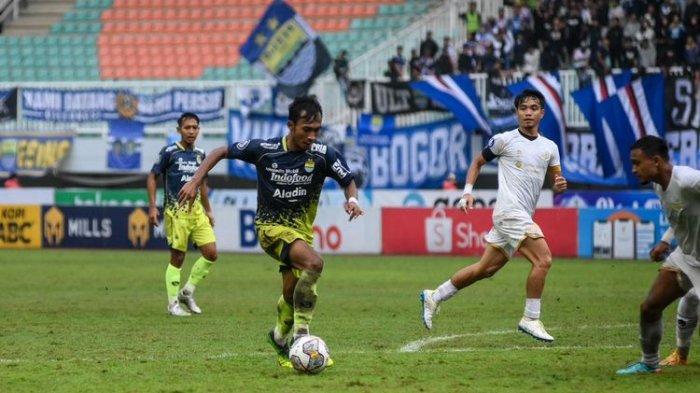Aksi Robi Darwis dalam laga pekan ke-31 Liga 1 2022-2023 antara Persib Bandung vs Dewa United di Stadion Pakansari, Cibinong, Kabupaten Bogor, Senin (20/3/2023).