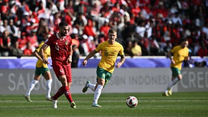 Bek Timnas Indonesia Jordi Amat menendang bola di pertandingan melawan Australia.