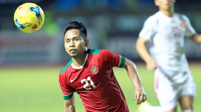 Gelandang Indonesia, Andik Vermansah, berupaya mengontrol bola pada semifinal leg pertama Piala AFF 2016 di Stadion Pakansari, Kabupaten Bogor, Jawa Barat, Sabtu (3/12/2016). Indonesia memang atas Vietnam dengan skor 2-1.