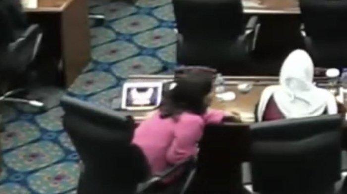Tangkapan layar anggota Fraksi PDIP DPRD DKI Jakarta Cinta Mega (baju pink) diduga asyik main game slot saat rapat paripurna DPRD DKI, Kamis (20/7/2023).