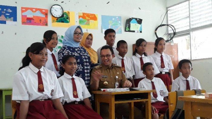 Anies Baswedan bersama sang istri, Fery Farhati Ganis di SD Satu Atap 02 Pulau Sabira, Selasa (16/4/2019).