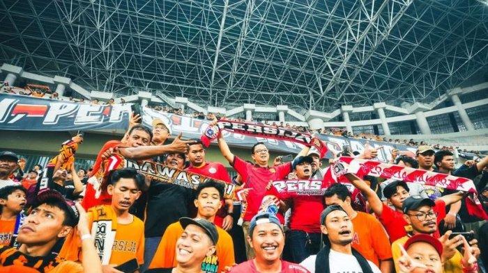 Anies Baswedan bersama The Jakmania menyaksikan Persija Jakarta berlaga di Jakarta International Stadium (JIS).