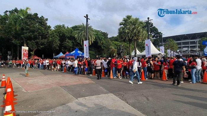 ANTREAN MENGULAR SUPORTER - Para suporter mengantre untuk masuk ke Stadion GBK, Senayan, Jakarta Pusat, jelang laga Timnas Indonesia versus Bahrain, Selasa (25/3/2025).