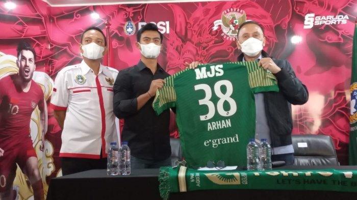 Pratama Arhan saat memamerkan jersey Tokyo Verdy bersama dengan Ketum PSSI Mochamad Iriawan dan CEO PSIS Semarang, Yoyok Sukawi di Kantor PSSI, Senayan, Jakarta, Jumat (4/3/2022).