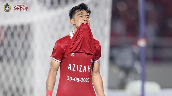 Bek Timnas Indonesia Pratama Arhan melakukan selebrasi dengan membuka baju bertuliskan sang istri Azizah Salsha di Stadion Manahan, Solo, Selasa (11/9/2023).