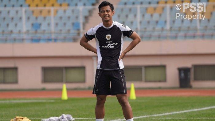 Gaya bek sayap Timnas Indonesia, Pratama Arhan di sesi latihan Kualifikasi Piala Dunia 2026.