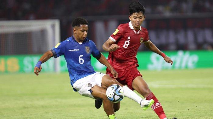 Penyerang Timnas Indonesia U-17 Arkhan kaka berusaha melewati hadangan pemain Ekuador di laga perdana Piala Dunia U-17 2023 di Stadion Gelora Bung Tomo (GBT) Surabaya, Jumat (10/11/2023)