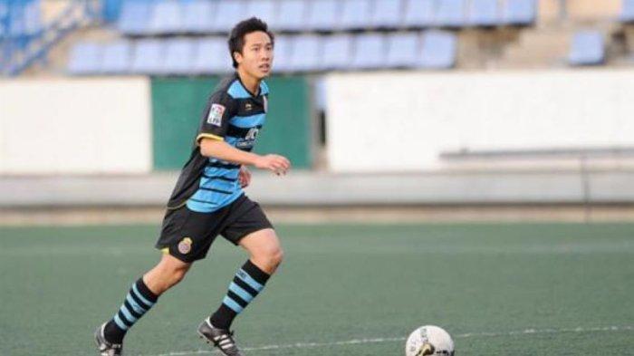 Arthur Irawan menggirin bola