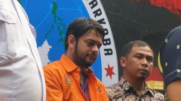 Artis peran Rio Reifan (berbaju oranye) dalam konferensi pers kasus narkoba yang menjeratnya di Ditres Narkoba Polda Metro Jaya, Jakarta Selatan, Jumat (16/8/2019).