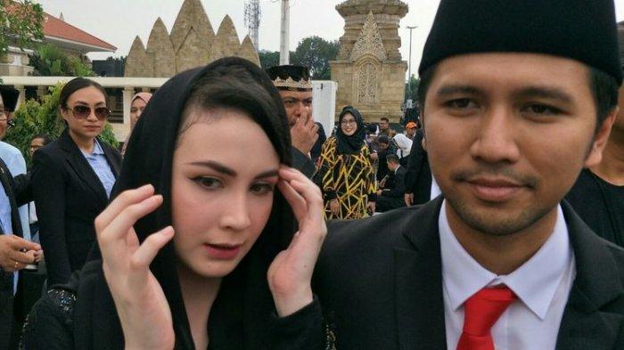 Artis peran Arumi Bachsin dan suaminya Emil Dardak saat ditemui usai prosesi pemakaman Ani Yudhoyono di Taman Makam Pahlawan Kalibata, Pancoran, Jakarta Selatan, Minggu (2/6/2019).