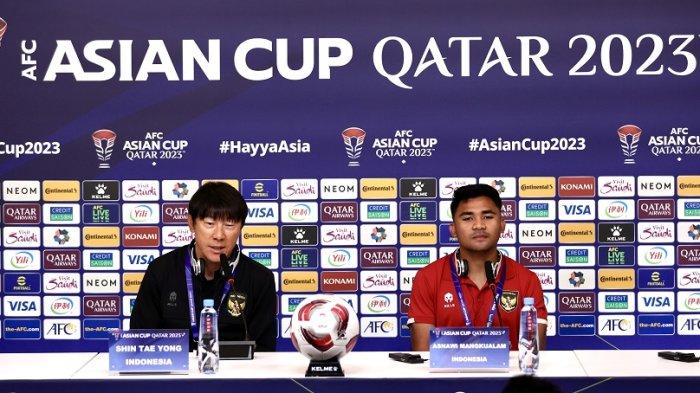 Pelatih dan pemain Timnas Indonesia Shin Tae-yong dan Asnawi Mangkualam Bahar dalam sesi pre match conference