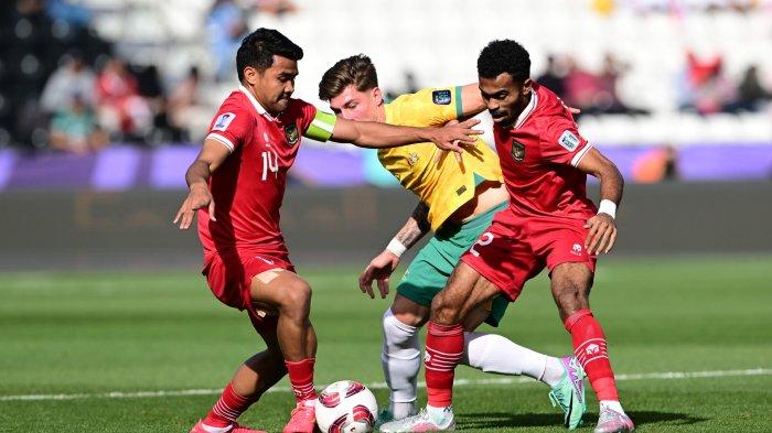 2 pemain Timnas Indonesia Asnawi Mangkualam dan Yacob Sayuri berusaha melindungi bola dari rebutan pemain Australia di Piala Asia. erjuangan Timnas Indonesia di ajang Piala Asia 2023 akhirnya harus terhenti pada fase 16 besar.