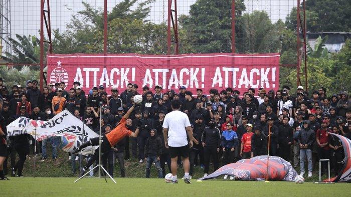 Kiper Persija Jakarta Andritany Ardhiyasa beraksi di latihan yang berlangsung di Lapangan NYTC, Sawangan, disaksikan suporter The Jakmania, pada Rabu (16/7/2023).