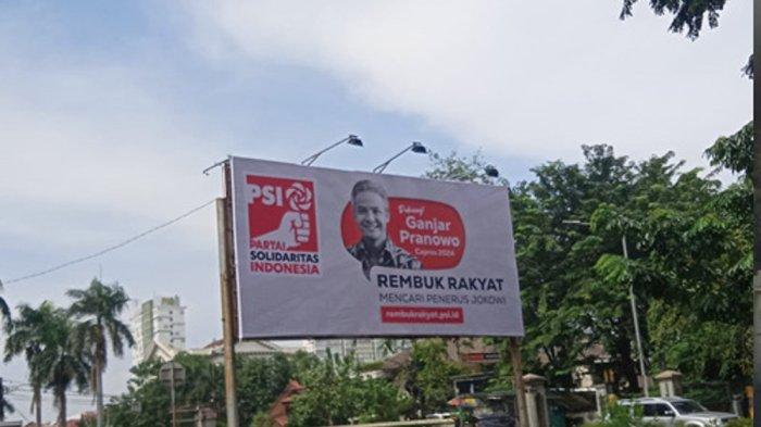 Di beberapa tempat terpasang baliho dengan foto Ganjar Pranowo, logo Partai Solidaritas Indonesia (PSI), dan logo Rembuk Rakyat.