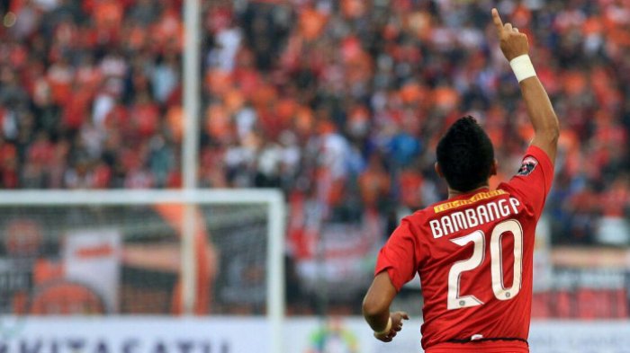 Selebrasi penyerang Persija, Bambang Pamungkas seusai mencetak gol ke gawang Mitra Kukar pada laga 8 Besar Piala Presiden 2018 di Stadion Manahan, Kota Solo, Minggu (4/2/2018) sore. SUCI RAHAYU/BOLASPORT.COM