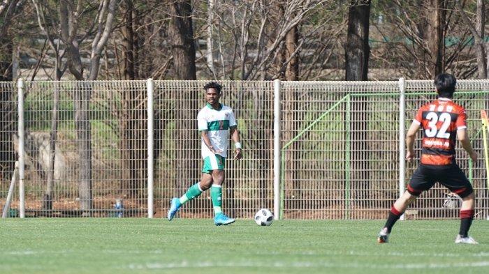 Persija resmi memperkenalkan rekrutan baru keempat yakni Barnabas Sobor