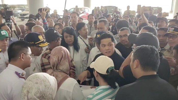 Menteri PUPR Basuki Hadimuljono, Ketua PSSI Erick Thohir, hingga Pj Gubernur DKI Jakarta Heru Budi Hartono melakukan peninjauan ke Jakarta International Stadium (JIS), Tanjung Priok, Jakarta Utara, Selasa (4/7/2023).