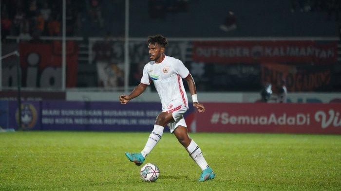Bek sayap Persija Jakarta Barnabas Sobor saat diturunkan bermain di Piala Presiden 2022