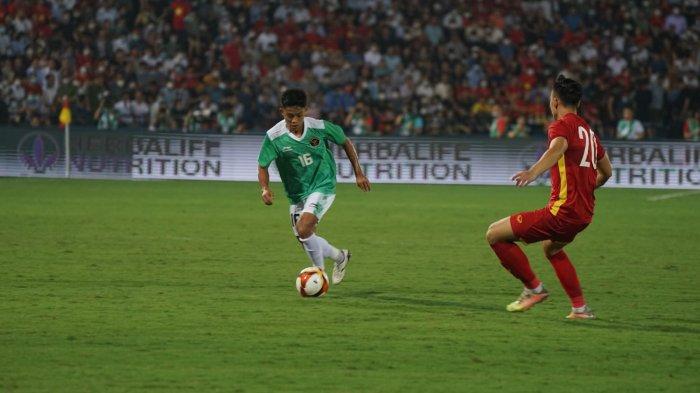 Bek kanan Timnas Indonesia U-23, Ilham Rio Fahmi saat diturunkan bermain melawan Vietnam di SEA Games 2021.