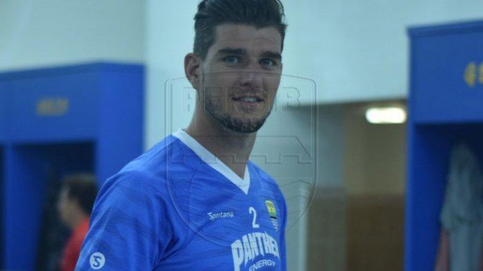 Bek Persib Bandung Nick Kuipers. Nick Kuipers bakal membawa jersey Persib Bandung saat pulang kampung ke Belanda.