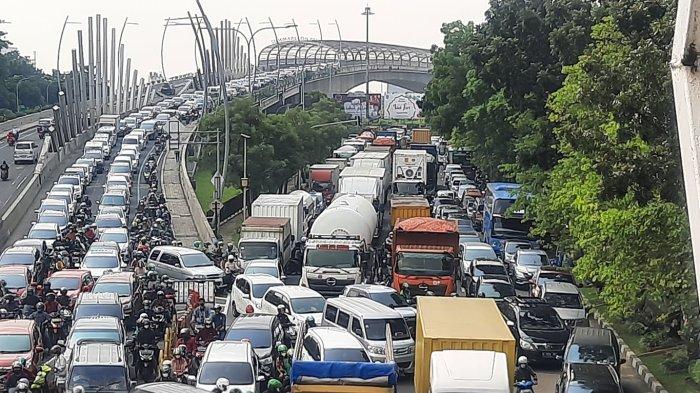 Kemacetan di Jalan Jenderal Ahmad Yani Simpang BCP hingga ke Flyover Summarecon Bekasi, Sabtu (7/5/2022) imbas one way Semarang - Jakarta.