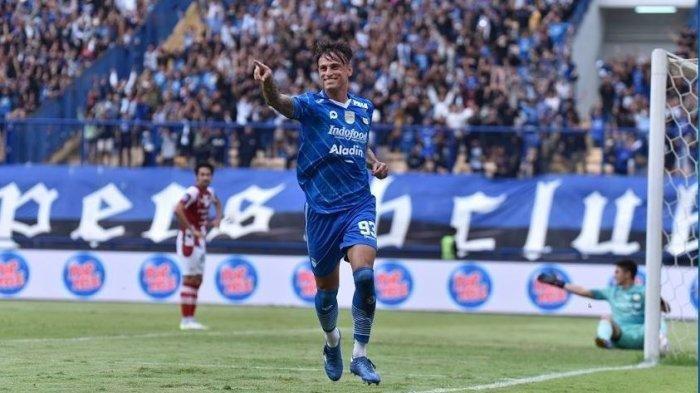Aksi playmaker Persib Bandung, Stefano Beltrame di Liga 1.