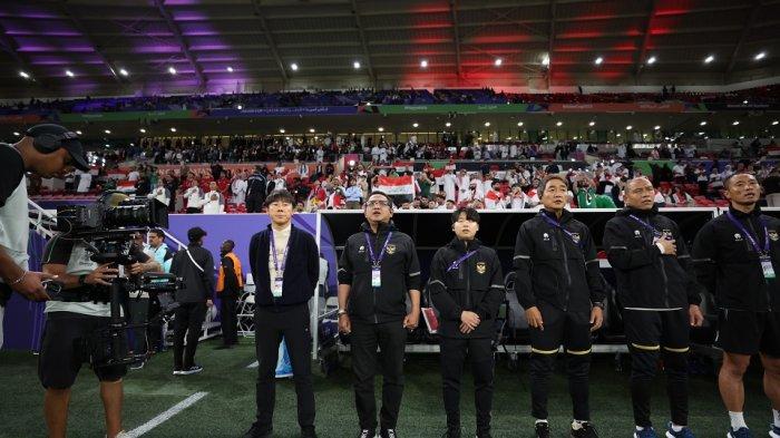 Kondisi benc Timnas Indonesia ada Shin Tae-yong, manajer Endri Erawan, asisten Nova Arianto dll di Stadion Ahmed bin Ali, Al-Rayyan, Qatar, Senin (15/1/2024) malam.