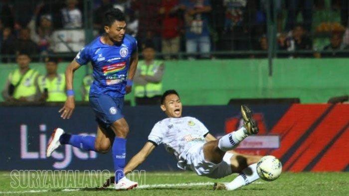 BEREBUT BOLA - Striker Arema FC, Dedik Setiawan berebut bola dengan bek PS Tira Persikabo, Andy Setyo Nugroho dalam lanjutan Liga 1 di Stadion Gajayana Malang, Sabtu (29/6/2019).