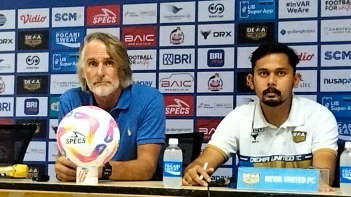 Pelatih Dewa United, Jan Olde Riekerink bersama sang penerjemah Bayu Eka Sari alias Bang Bes