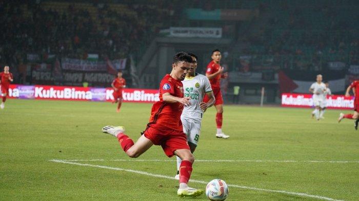 Aksi Oliver Bias memperkuat Persija Jakarta di pertandingan melawan Persikabo 1973 di Stadion Patriot Candrabhaga, Bekasi, Kamis (9/11/2023).