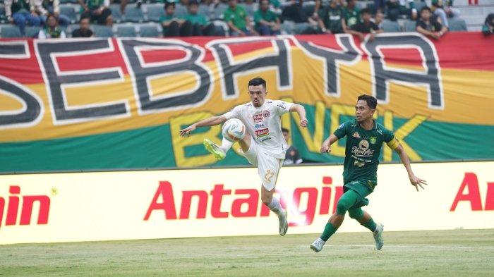 Bek sayap Persija Jakarta Oliver Bias mengontrol bola dikawal kapten Persebaya Surabaya Reva Adi Utama di Stadion Gelora Bung Tomo (GBT), Surabaya, Jawa Timur, Sabtu (9/12/2023).