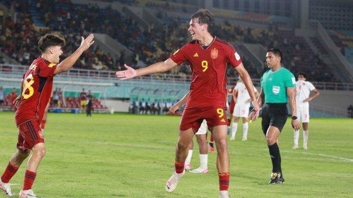 Pemain Spanyol U-17, Quim Junyent merayakan gol yang dicetak ke gawang Kanada U-17 bersama rekan setimnya Marc Guiu dalam laga Grup B Piala Dunia U-17 Indonesia 2023 di Stadion Manahan Solo, Jumat (10/11/2023).
