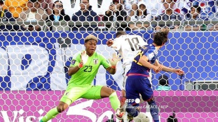 Penyerang Irak #18 Aymen Hussein mencetak gol kedua timnya melewati kiper Jepang #23 Zion Suzuki selama pertandingan sepak bola Grup D Piala Asia AFC 2023 Qatar antara Irak dan Jepang di Stadion Kota Pendidikan di Al-Rayyan, sebelah barat Doha pada 19 Januari, 2024.
