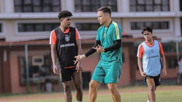 Braif Fatari dan pelatih Persebaya Surabaya, Paul Munster.