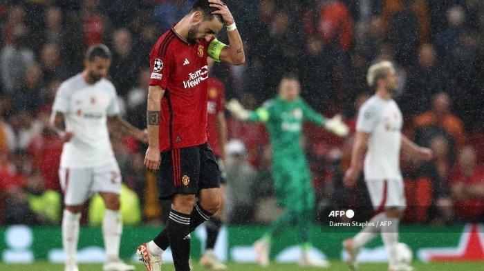 Gelandang Manchester United #08 Bruno Fernandes bereaksi setelah kalah dari tamunya Galatasaray selama pertandingan sepak bola grup A Liga Champions UEFA di stadion Old Trafford, pada 3 Oktober 2023. Galatasaray memenangkan pertandingan 3-2.