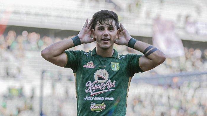 Pemain Persebaya, Bruno Moreira melakukan selebrasi setelah memanfaatkan kesalahan umpan pemain belakang Arema FC yang berujung gol pada menit ke-27, Sabtu (23/9/2023).