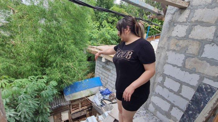 Bule Austria Arzum Balli, suami petugas PPSU Bambang Irawan, menunjukkan rumah mereka yang sedang dibangun di kawasan Pondok Labu, Cilandak, Jakarta Selatan pada Selasa (24/5/2022).