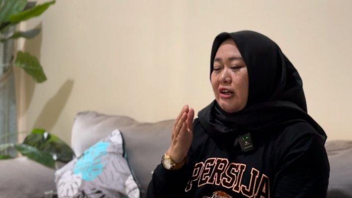 SOSOK PENDIRI THE JAKMANIA - Satu di antara banyaknya sosok pendiri suporter The Jakmania, Temmy Meliana, saat ditemui di kediamannya di kawasan Jakarta Selatan, Rabu (5/2/2025). Temmy sudah enam tahun belakangan gencar menggaungkan gerakan Tribun Tanpa Asap.