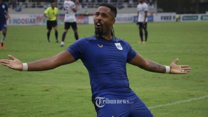 SELEBRASI PEMAIN PSIS - PSIS Semarang sukses menjadikan Persita Tangerang sebagai lumbung gol saat kedua tim berlaga di laga perdana Grup A Piala Presiden 2022 di Stadion Manahan Solo, Senin (13/6/2022) sore. PSIS menang telak 6-1 dalam laga ini. Masing-masing gol di cetak oleh Oktafianus Fernando '16, Carlos Fortes '36, '78, Taisei Marukawa '40, Hari Nur Yulianto '51, dan Rachmad Hidayat '88. Sementara gol Persita dicetak oleh Ramiro Fergonzi lewat tendangan penalti '54.