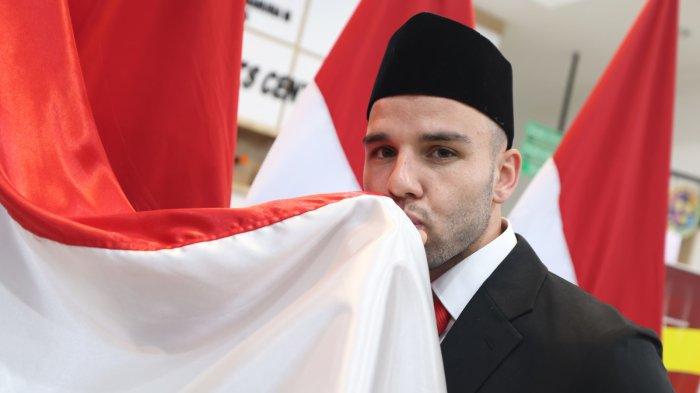 Calvin Verdonk resmi menjadi Warga Negara Indonesia setelah melalui proses naturalisasi yang lengkap.