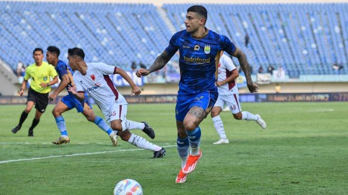 Winger Persib Bandung, Ciro Alves berusaha memberikan umpan dari sisi lapangan.