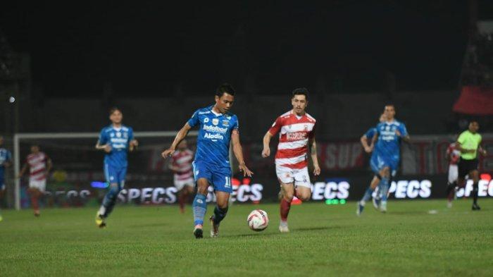 Aksi gelandang Persib Bandung, Dedi Kusnandar berusaha mengontrol bola dikawal pemain Madura United, Francisco Rivera.