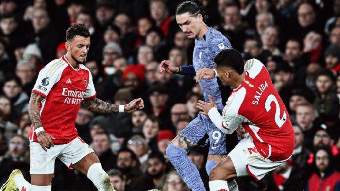 Penyerang Liverpool Darwin Nunez dikawal ketat bek Arsenal William Saliba di Liga Inggris, pada Minggu (4/2/2024).