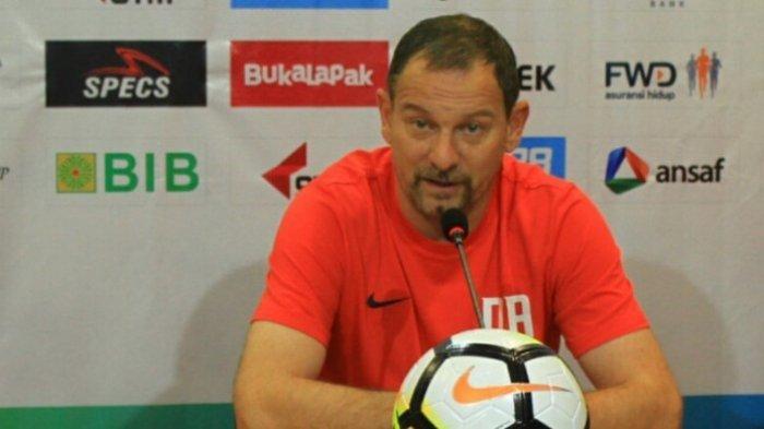 Pelatih Borneo FC, Dejan Antonic, dalam konferensi pers menjelang laga kontra Arema FC pada pekan ketiga Liga 1 2018, Minggu (8/4/2018).