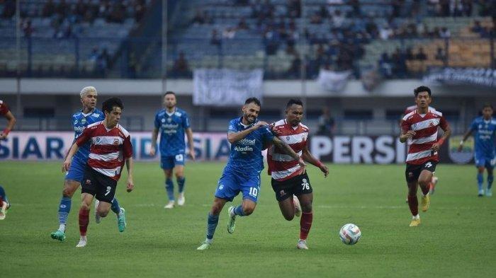 Playmaker Persib Bandung, Tyronne del Pino (#10) bersaing dengan pemain Madura United di pekan perdana Liga 1 2023.